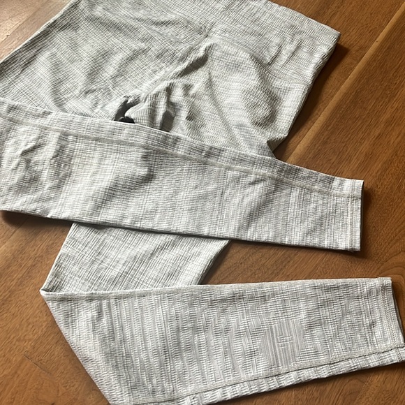 Athleta Snow White and silver leggings size small ❄️🩵 - Picture 6 of 6